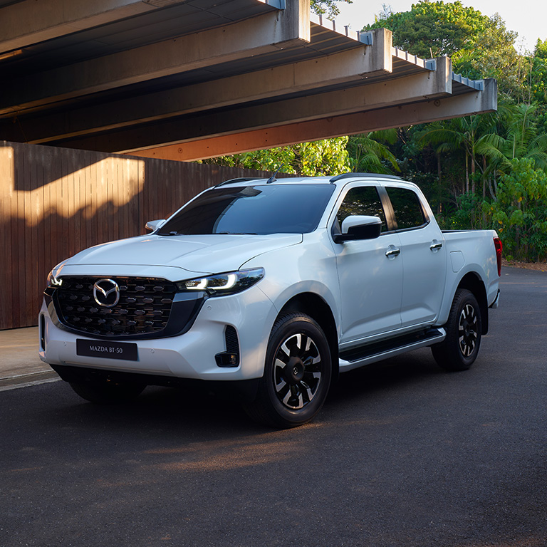 Mazda bt 50 pickup camioneta blanca v1